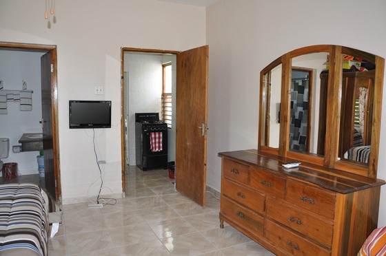 Une tv, acc�s � la salle de bain et � la cuisine