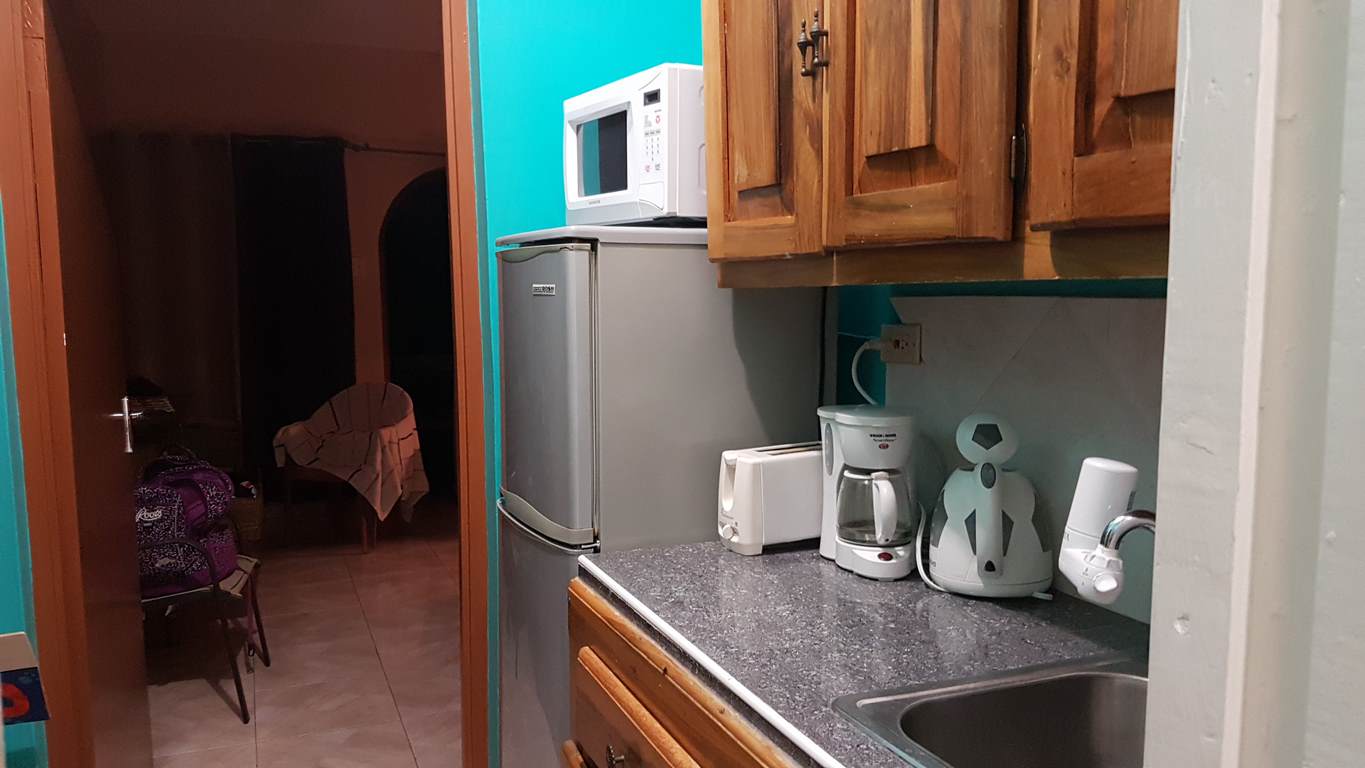 La cuisine priv�e de la chambre et la porte permettant de communiquer avec l'autre chambre #18 si d�sir�