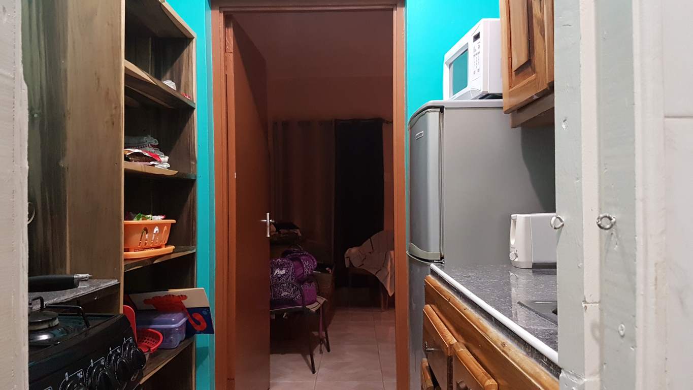 La cuisine de la chambre #18 avec la porte ouverte communiquant avec la chambre #17