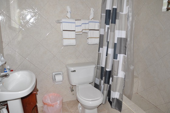 Salle de bain de la chambre 18 en location, climatis�, tv, balcon