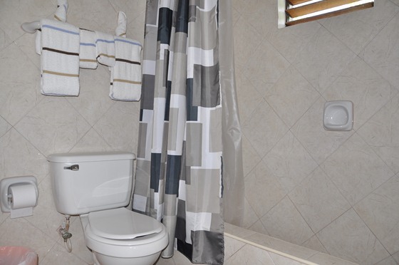 Salle de bain de la chambre 18 en location, climatis�, tv, balcon